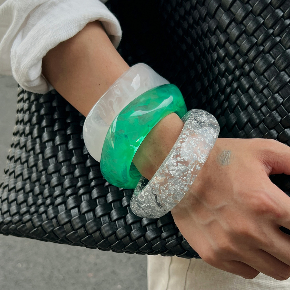 Vintage Fashion Trends 2025 - Ingemark Y2K أساور أكريليك شفافة من