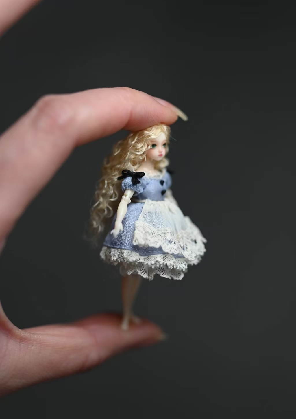 دمية فتاة صغيرة قابلة للتحريك  - مراجعة Vintage Fashion Doll وسعره